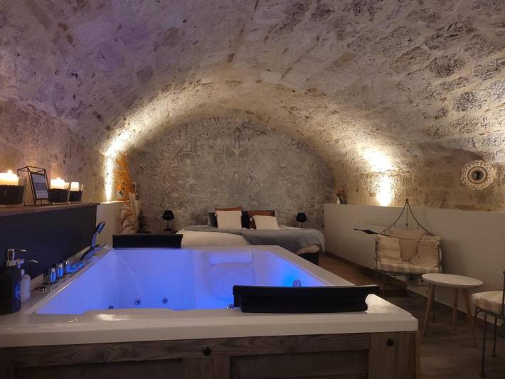 Gîte pour 2 personnes, avec Balcon ainsi que Terrasse et Jacuzzi à Montpezat-de-Quercy