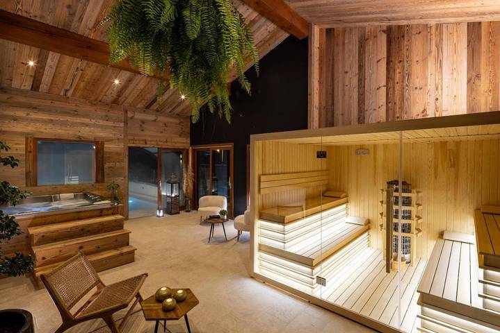 Hôtel pour 4 personnes, avec Jacuzzi et Terrasse ainsi que Piscine et Sauna