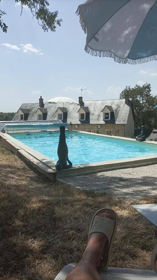 Location de vacances pour 2 personnes, avec Balcon et Terrasse ainsi que Jardin et Piscine à Lignières