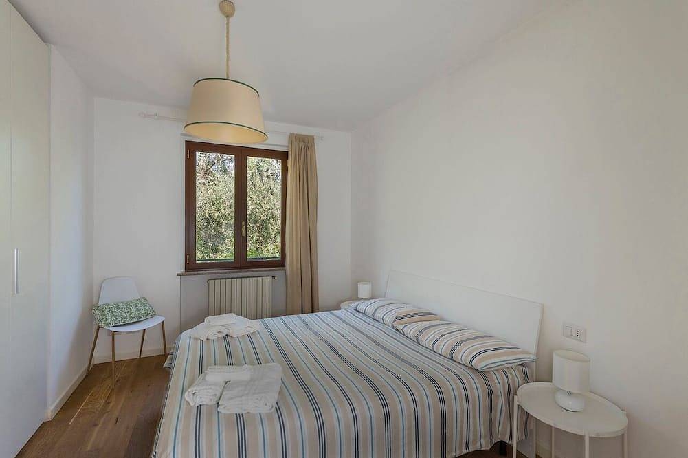 Villa avec jacuzzi dans le jardin à 100 mètres du lac idéal pour les familles in San Felice del Benaco, Montagnes autour du lac de Garde