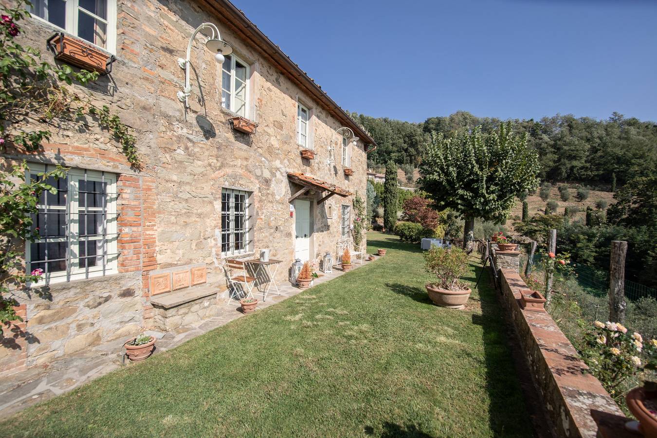 Villa Iris with Swimming Pool in Capannori, Lucca Provisen