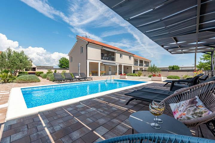 Villa för 8 Personer, med balkong och trädgård, barnvänlig i Zadar