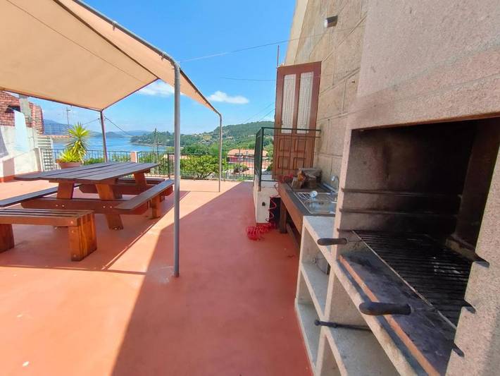 Location de vacances pour 16 personnes, avec vue ainsi que jardin et balcon à Marín - 2