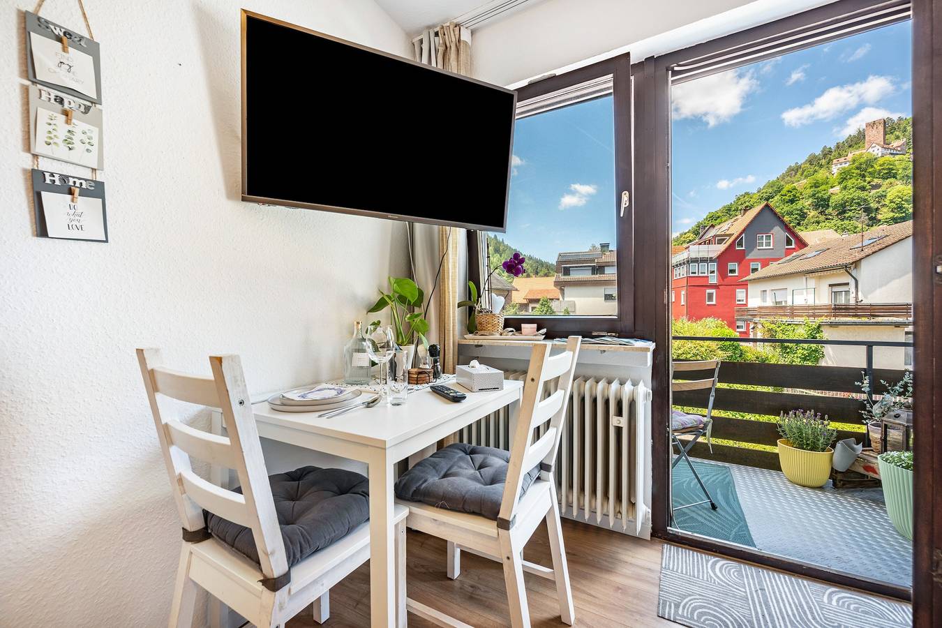 Ganze Wohnung, Landhaus Gisela 2.0 - Fewo 2, modern, hell, neu renoviert, Balkon mit Burgblick, zentral in Bad Liebenzell, Nordschwarzwald