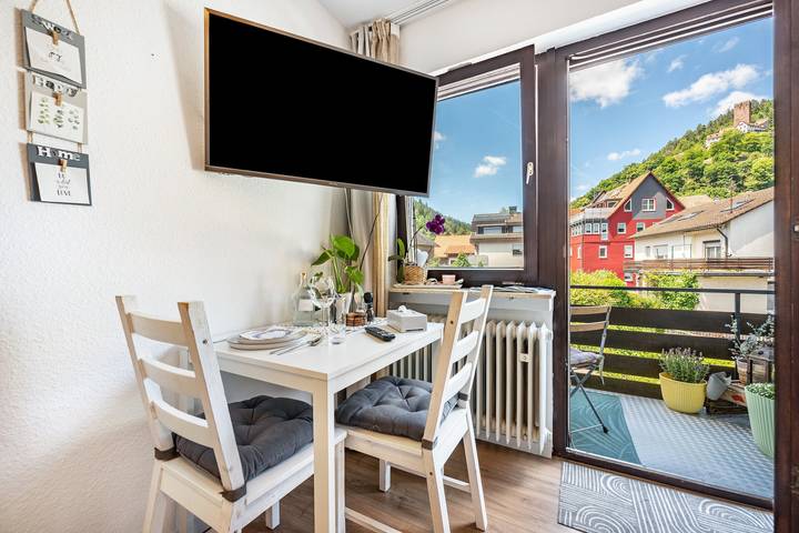 Hel lägenhet, Landhaus Gisela 2.0 – Apartment 2, modern, bright, newly renovated, balcony with castle view, central in Bad Liebenzell, Nordschwarzwald