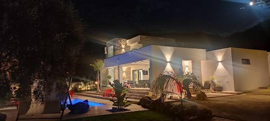 Villa pour 8 personnes, avec vue ainsi que piscine et jardin, adapté aux familles à Calvi