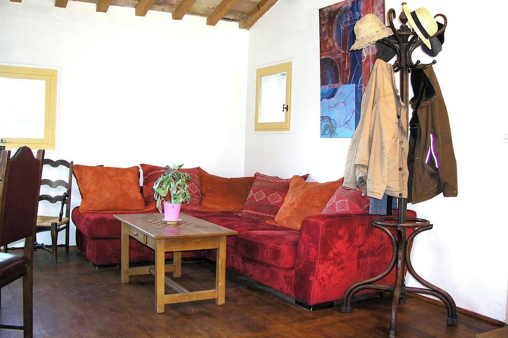 Character house with swimming pool set in Provencal garrigue. in La Roque-sur-Pernes, Vaucluse