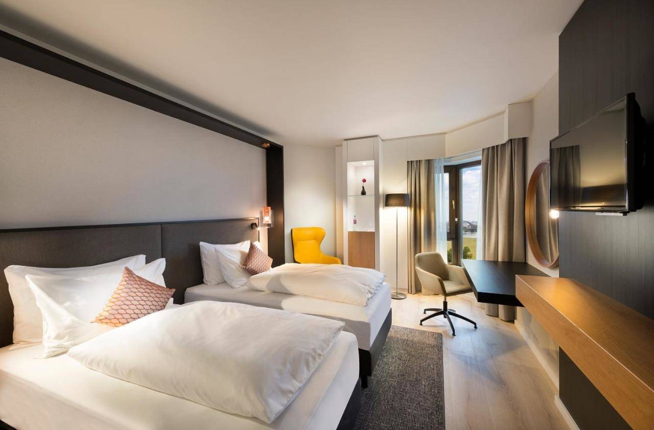 Standard Queen Room with River View in Neuss, Rhein-Kreis Neuss