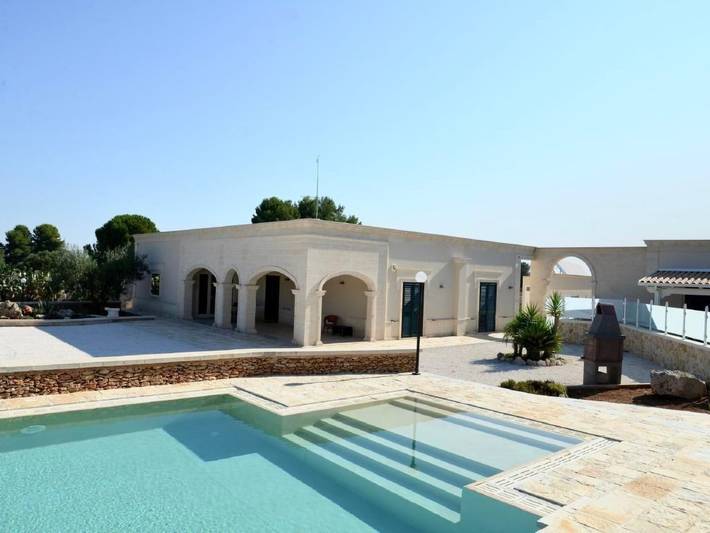 Agriturismo per 6 persone, con Terrazza e Giardino nonché Piscina a Manduria