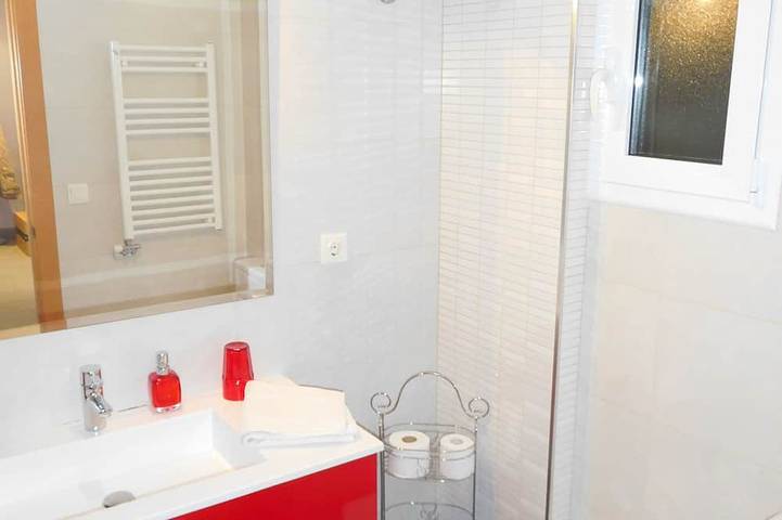 Appartement entier, Grand appartement en front de mer, calme, vue magnifique sur la mer, avec garage in Els Pins Blanes, Blanes