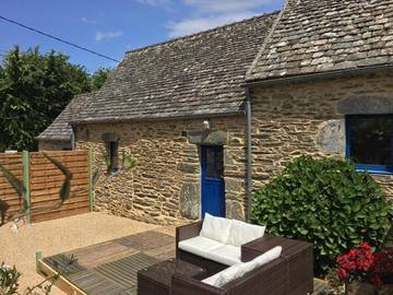 Gîte pour 3 personnes, avec jardin et jacuzzi à Guimaëc