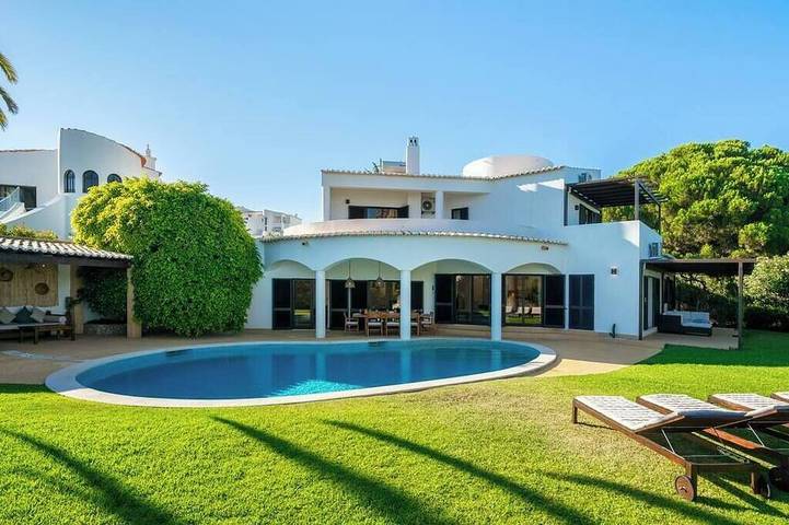 Villa for 10 people, with garden and pool as well as balcony in Portimão