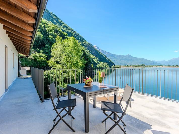 Vacation rental for 4 people, with Balcony and Yard as well as Lake view in Lake Como