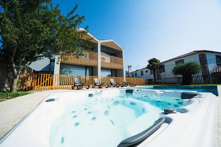 Location de vacances pour 4 personnes, avec Jacuzzi ainsi que Jardin et Piscine dans Refóios do Lima