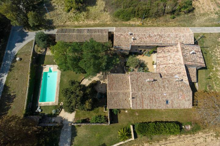 Gîte pour 14 personnes, avec jardin ainsi que terrasse et piscine à Montoison