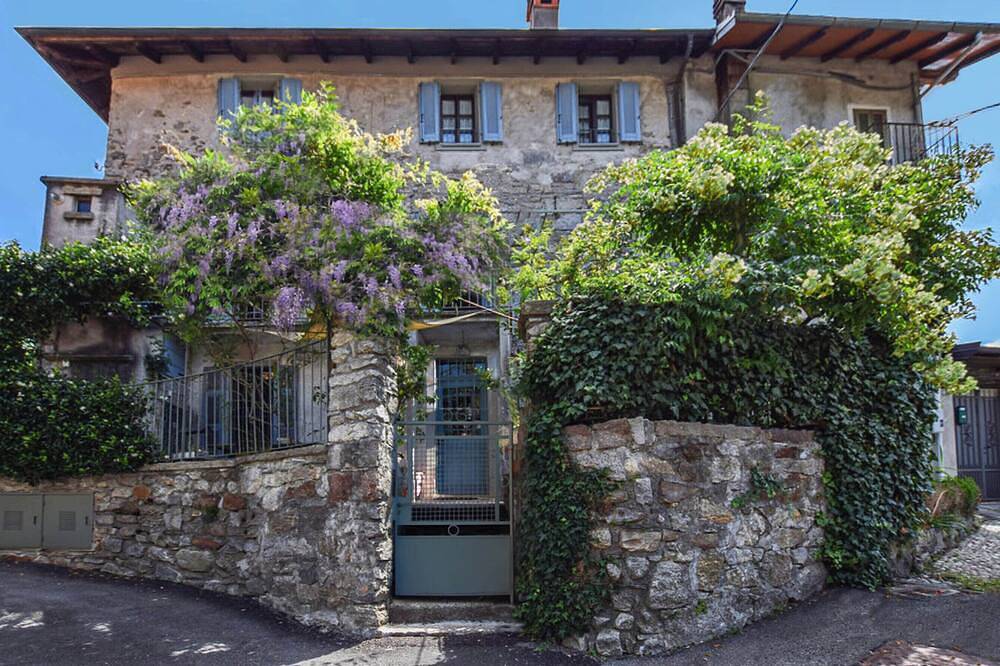Seventeenth-century house on 2 floors, with Turkish bath and courtyards, 1km from Lake Orta. in Pella, Comune di Pella