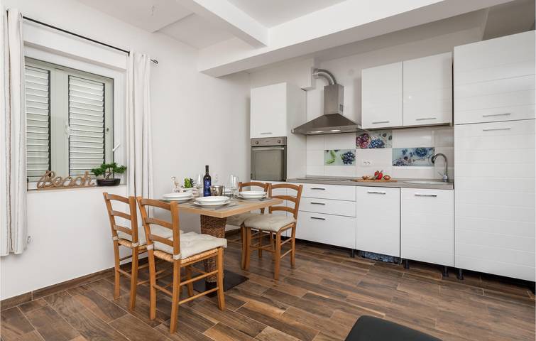 Ganze Ferienwohnung, Gemütliche Ferienwohnung mit Terrasse in der Nähe eines Bistros und der Küste in Cres in Cres Stadt, Cres