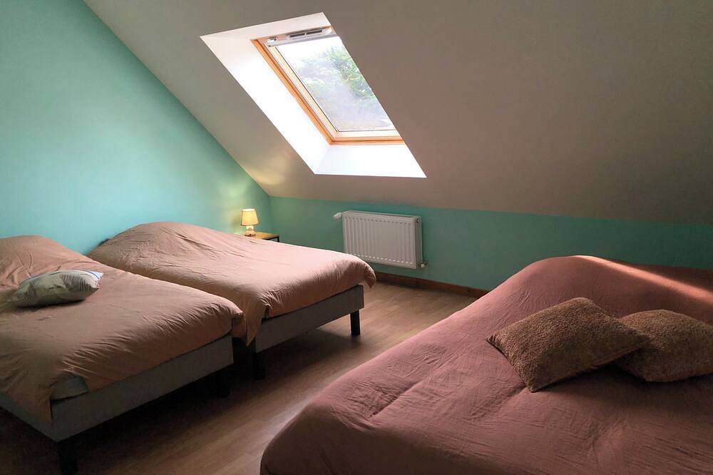 Large family house for 8 people 400 m from the sea in Hauteville-sur-Mer, Coutances