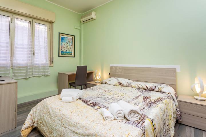 Camera 'Seasidecity - Matrimoniale Verde' con terrazza condivisa, Wi-Fi e aria condizionata in Catania, Catania e dintorni
