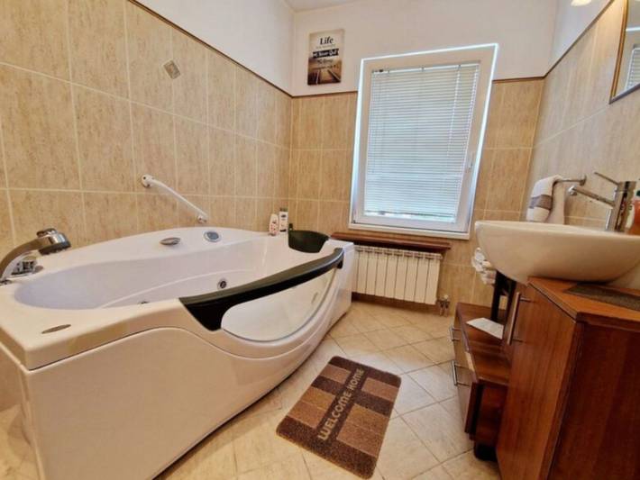 Ganze Wohnung, Geräumiges Ferienhaus mit kleinem Garten, nur fünf Gehminuten vom bekannten Bas in Sarajevo, Bosnien und Herzegowina
