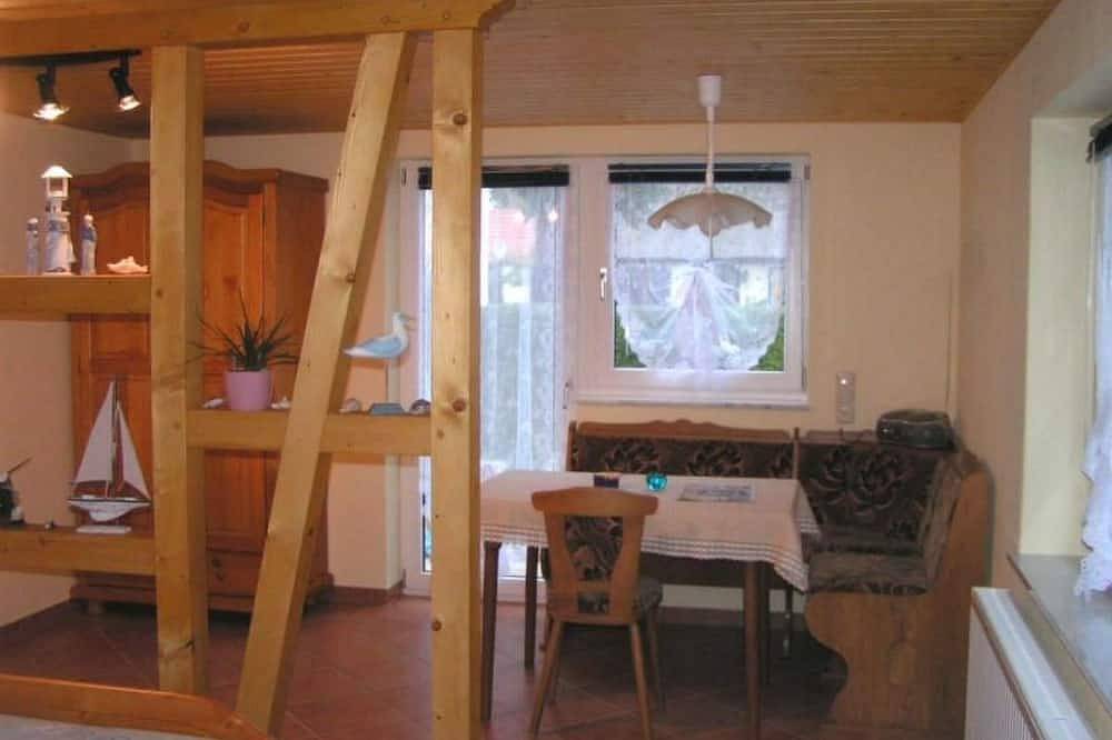 Ferienbungalow mit Terrasse und Angelplatz in Born a. Darß, Born am Darß