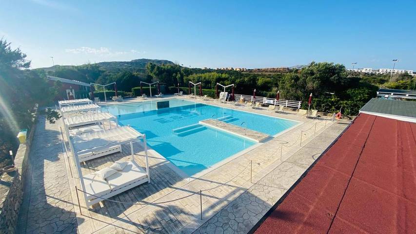 Hôtel pour 4 personnes, avec piscine ainsi que jardin et bassin pour enfant, animaux acceptés