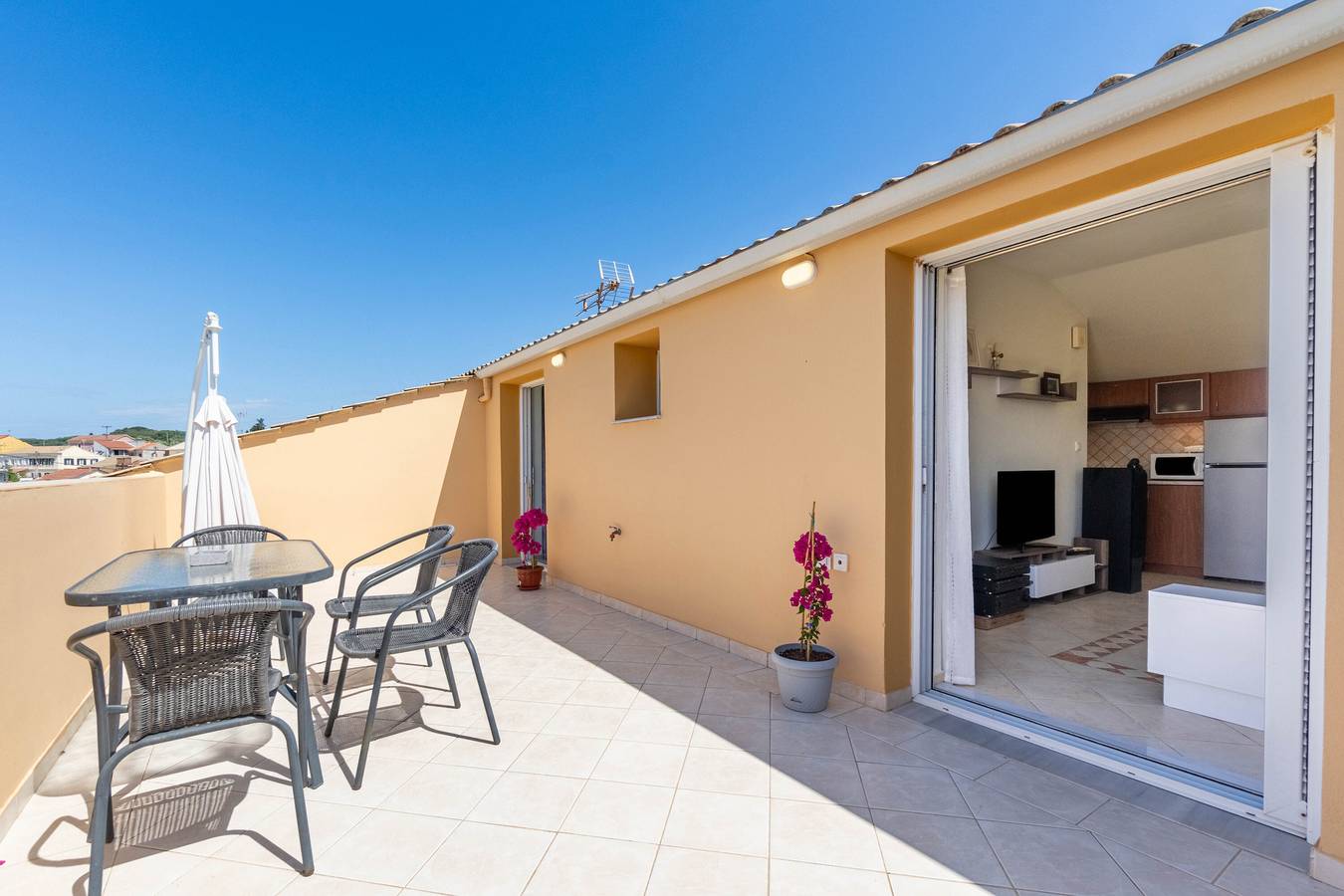 Entire apartment, Apartment "Soffitta Bampina" close to the Beach with Balcony in Corfu