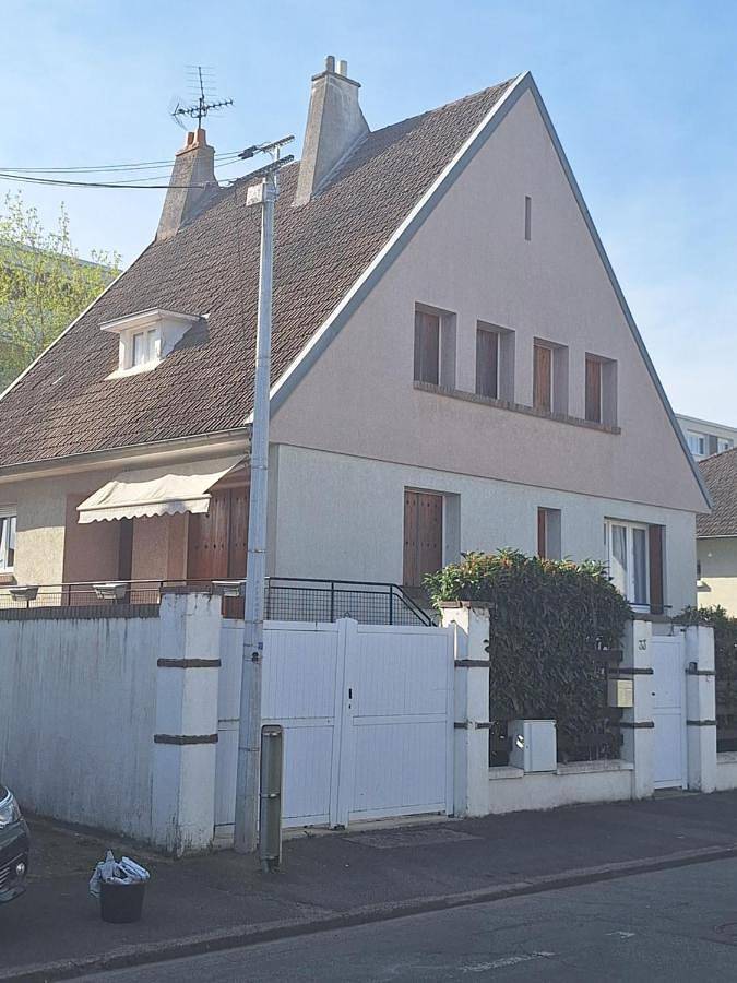 Location de vacances pour 9 personnes, avec Balcon et Terrasse ainsi que Jardin et Vue à Saint-Jean-de-Braye