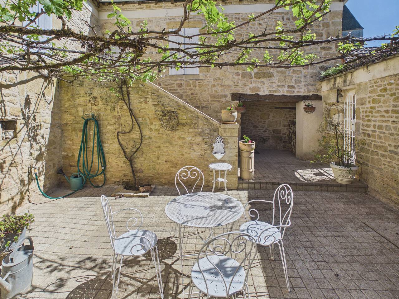 Maison en pierre au pied de La Vézère, pour 6 in Saint-Léon-sur-Vézère, Périgord Noir