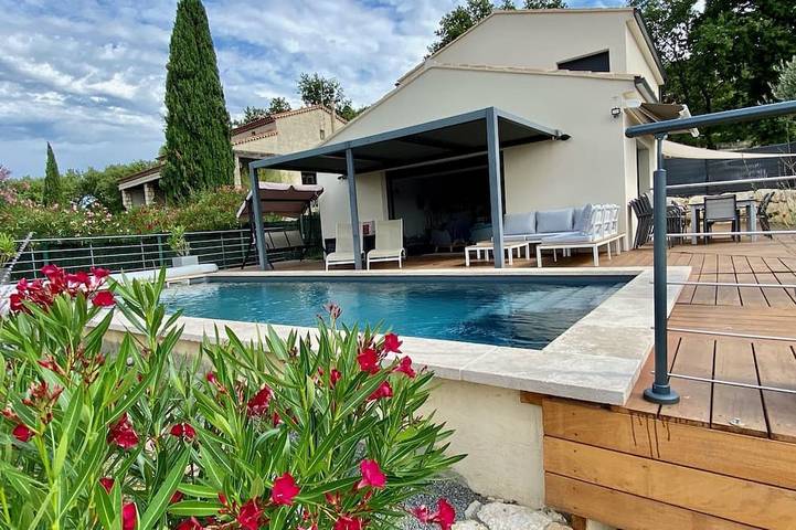 Location de vacances pour 6 personnes, avec Jacuzzi et Terrasse ainsi que Jardin et Sauna à Saint-Martin-d'Ardèche