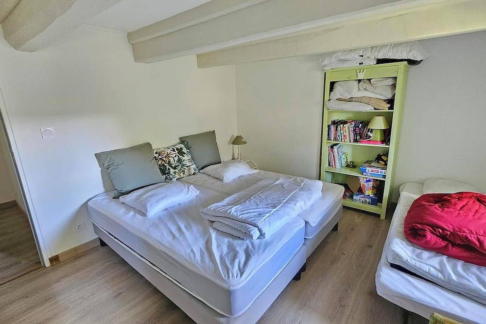 Casa De Piedra renovado con gusto Con Tenis En Un Refugio De La Paz in Féniers, Parque Natural Regional de Millevaches en Lemosín