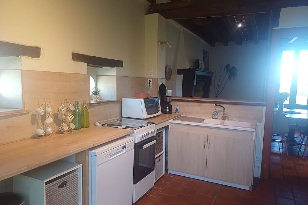 Farm cottage with animals, cheese and nature in Neuville-lès-Decize, Nièvre
