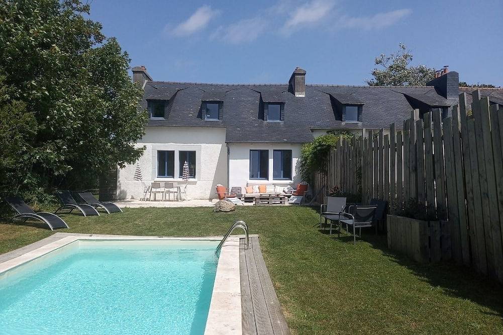 Charming renovated farmhouse - private heated pool 300m from the beach in Porspoder, Región de Brest