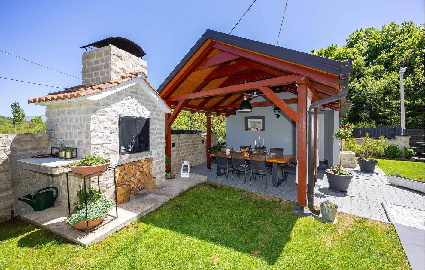 Geräumige 2-Zimmer-Wohnung mit Pool, Terrasse und WLAN in Sinj, Dalmatinisches Zagora