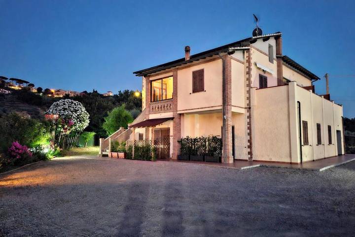 Agriturismo per 2 persone, con terrazza e giardino nonché panorama a Castagneto Carducci