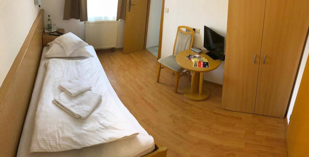 Single Room with Bathroom in Adorf, Chemnitz und Umgebung