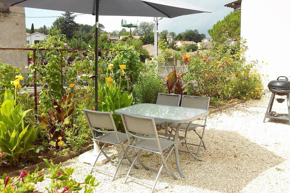 Character cottage situated in the old center of a village for 4 people in Montagnac, Côte d'Améthyste