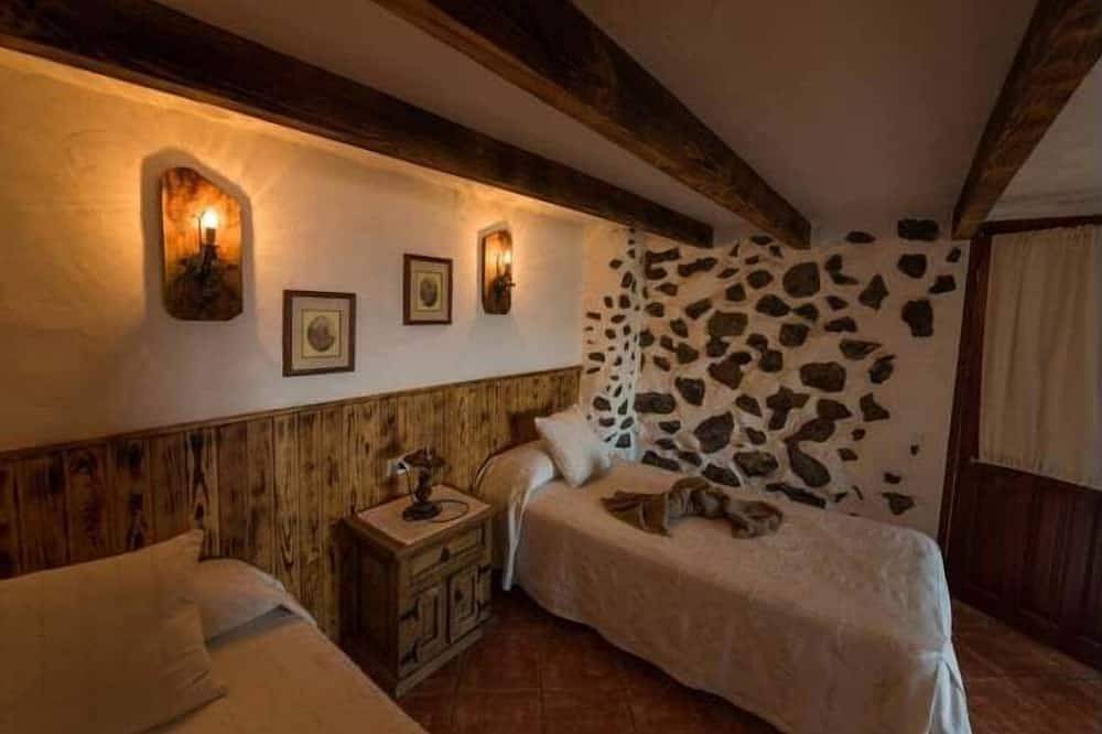 Ganze Wohnung, Ferienwohnung in Frontera: Pool, Kamin & Tennis in Las Toscas, Frontera