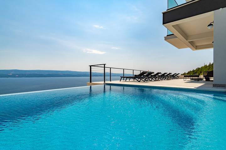 Meerblick Villa Marila mit privatem beheizter Pool mit Hydromassage, 3 Schlafzimmer mit Bad (6+2 Personen), 1 km vom Strand entfernt in Lokva Rogoznica, Omis-Riviera