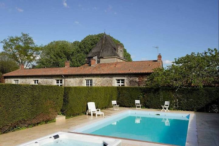 Location de vacances pour 14 personnes, avec jacuzzi et jardin, animaux acceptés à Château-Thébaud