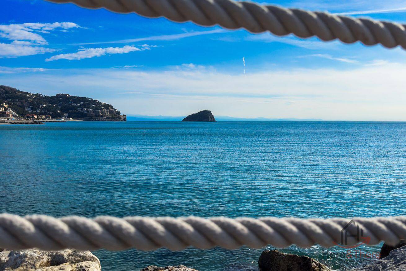 Appartamento intero, [Spiagge 400m] Free Garage • Terrace • Smart Tv in Spotorno, Riviera di Ponente