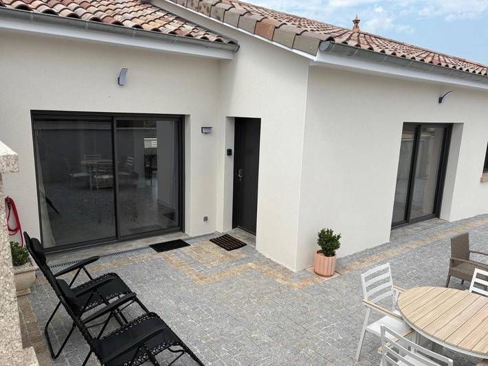 Location de vacances pour 6 personnes, avec jardin et piscine ainsi que vue et bassin pour enfant à Crêches-sur-Saône - 3