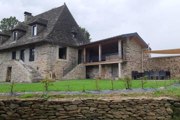 Gîte pour 8 personnes, avec jardin ainsi que jacuzzi et terrasse dans le Cantal