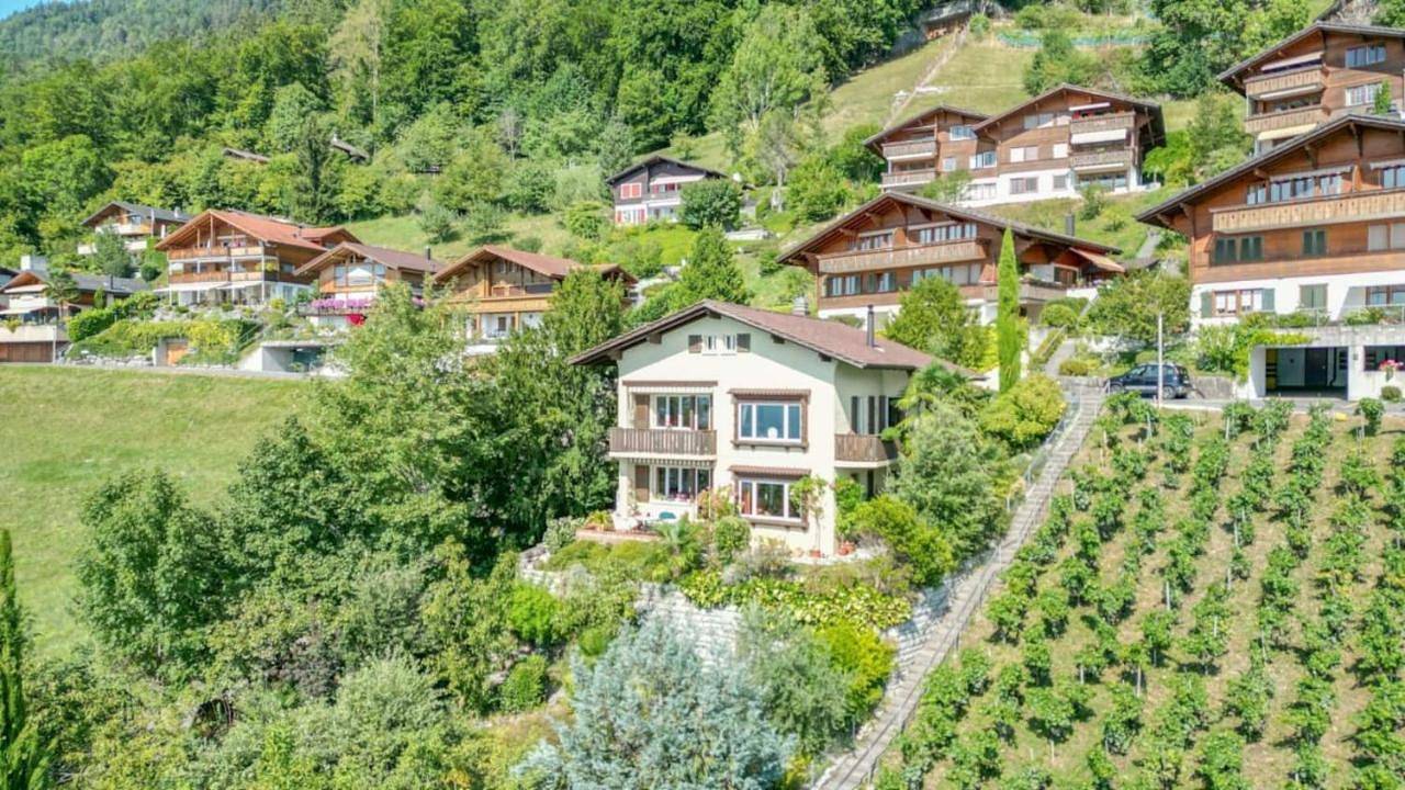 House with panoramic views of thе lake and mountains in Merligen, Sigriswil