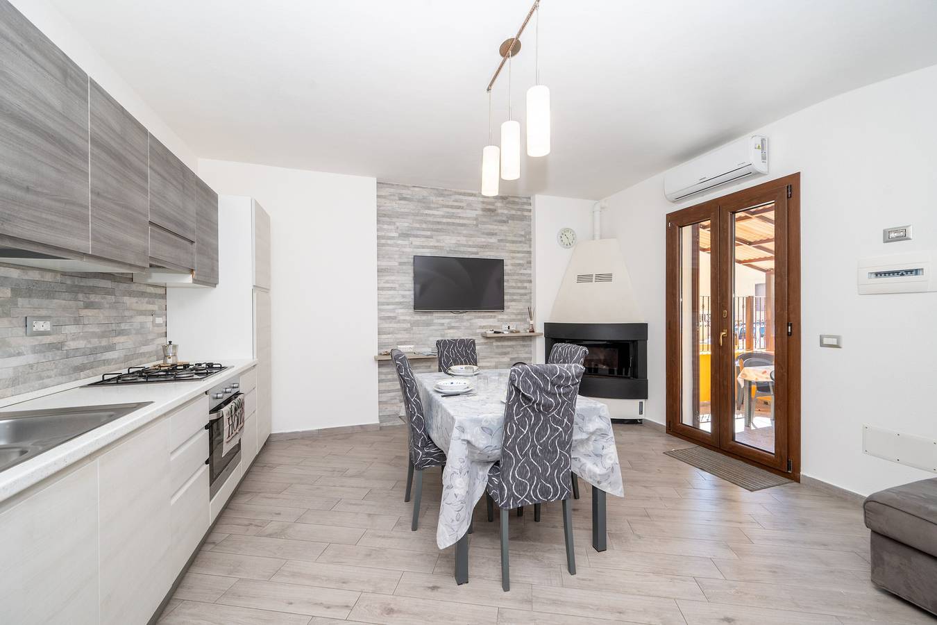 Entire apartment, Apartment 'Il Cortile' with Private Veranda in Parco Nazionale dell'Arcipelago di La Maddalena, La Maddalena