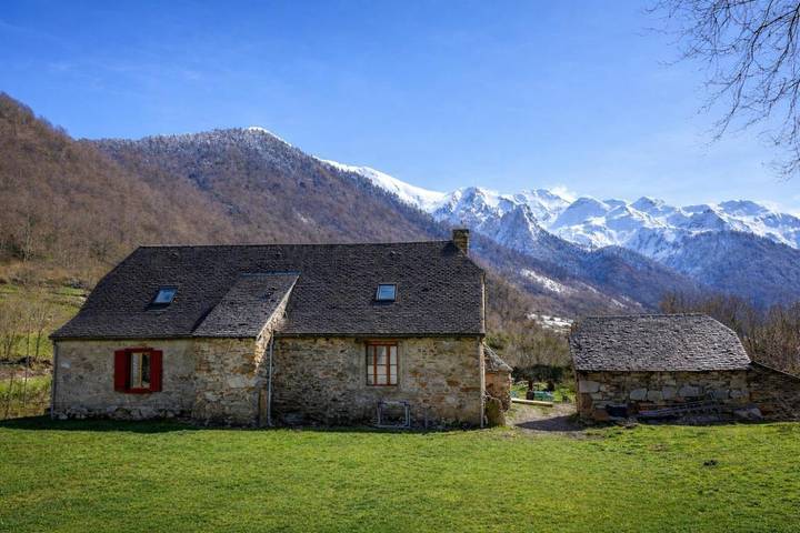 Location de vacances pour 8 personnes, avec vue et terrasse ainsi que sauna et jardin à Estaing
