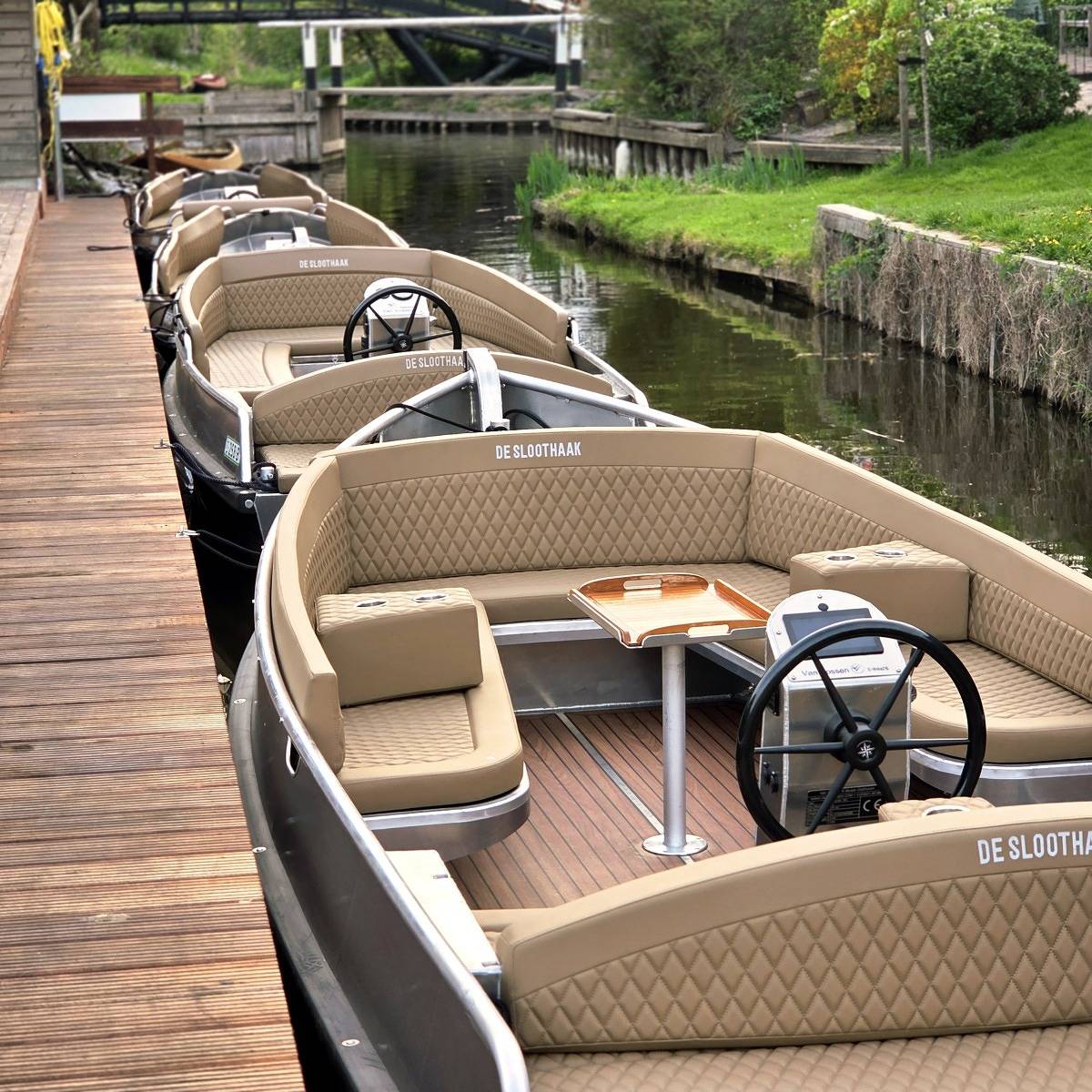 Twee 6-persoons vakantiehuizen aan het water, midden in het oude centrum van Giethoorn in Giethoorn, Nationaal Park Weerribben-Wieden