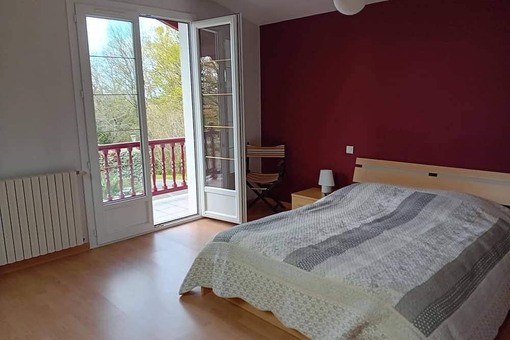 House 3bed, 2bath, heated pool, Bayonne, beaches, surfing, hiking in the Basque country in Saint-Pierre-d'Irube, Bayonne region