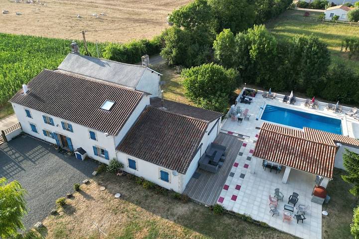 Location de vacances pour 14 personnes, avec jardin à Saint-Pompain