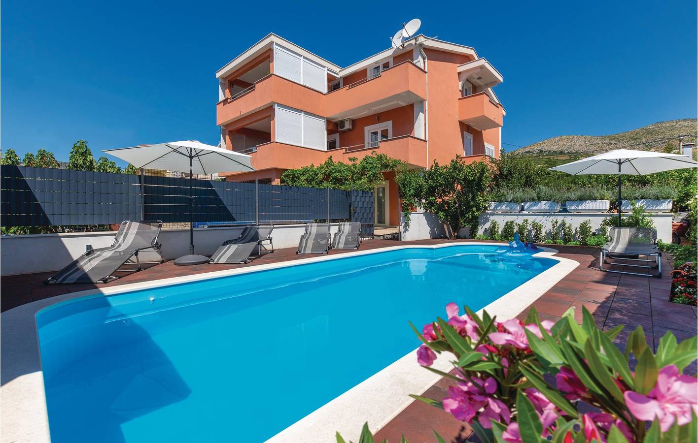 Ganze Ferienwohnung, Modernes 1-Zimmer-Apartment mit Pool, WLAN, Terrasse und Parkplatz in Plano (Kroatische Adria), Split-Dalmatien